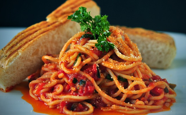 Pasta kastikkeella on nopea illallinen.